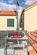 Boutique Triple House With Garden & Roof Terrace