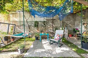 Boutique Triple House With Garden & Roof Terrace