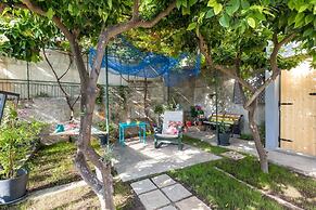 Boutique Triple House With Garden & Roof Terrace