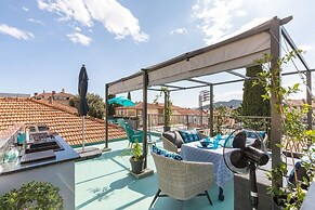 Boutique Triple House With Garden & Roof Terrace