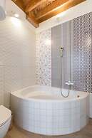 Boutique Triple House With Garden & Roof Terrace