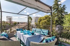 Boutique Triple House With Garden & Roof Terrace