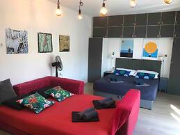 Boutique Triple House With Garden & Roof Terrace