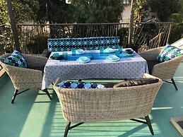 Boutique Triple House With Garden & Roof Terrace