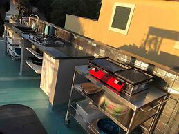 Boutique Triple House With Garden & Roof Terrace