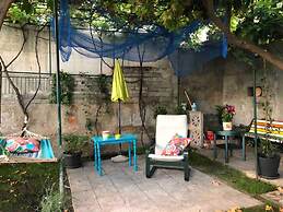 Boutique Triple House With Garden & Roof Terrace