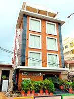 Goroomgo Royal Crown Puri