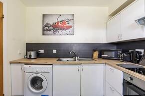 Summit Central - Quiet 2BR Flat, Wifi, Parking