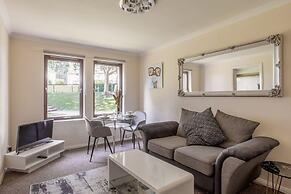 Summit Central - Spacious Quiet Flat in Dee Side