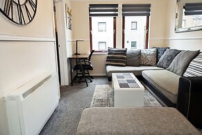 Stylish 2-bed Apartment w/ Kitchen, Ultrafast Wifi