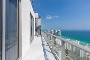 Hyde Beach House Luxury Condo-resort 2 Bedroom Condo by RedAwning