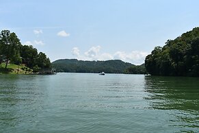 Tree Top Lodge - Gorgeous Lake Cabin With Hot Tub & Magnificent Views