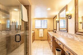 Beautiful 4-Bedroom Contemporary Mountain Home in Northstar by RedAwni