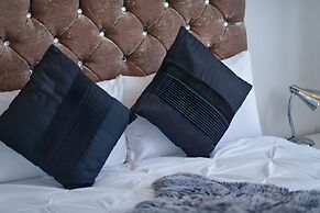 2 Bedroom Central Apartment With Parking