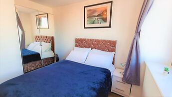 2 Bedroom Central Apartment With Parking