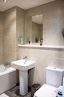 2 Bedroom Central Apartment With Parking