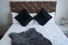 2 Bedroom Central Apartment With Parking