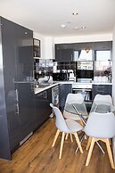 2 Bedroom Central Apartment With Parking