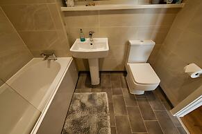 2 Bedroom Central Apartment With Parking