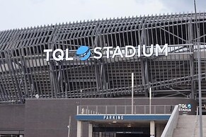 RESTAURANT on site. Walk to everything by RedAwning