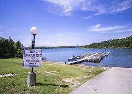 Dog-Friendly Quiet Cove Condo with Pool by RedAwning