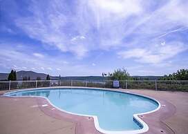 Dog-Friendly Quiet Cove Condo with Pool by RedAwning