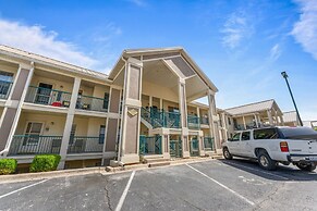 Dog-Friendly Quiet Cove Condo with Pool by RedAwning