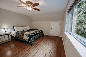 22mbr - Wi-fi - Fireplace - Pets Ok - Sleeps 8 4 Bedroom Cabin by Reda