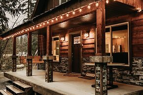 22mbr - Wi-fi - Fireplace - Pets Ok - Sleeps 8 4 Bedroom Cabin by Reda