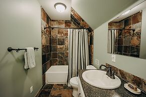 22mbr - Wi-fi - Fireplace - Pets Ok - Sleeps 8 4 Bedroom Cabin by Reda