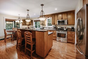 22mbr - Wi-fi - Fireplace - Pets Ok - Sleeps 8 4 Bedroom Cabin by Reda