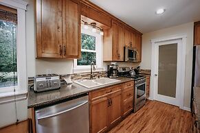 22mbr - Wi-fi - Fireplace - Pets Ok - Sleeps 8 4 Bedroom Cabin by Reda