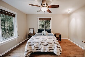 22mbr - Wi-fi - Fireplace - Pets Ok - Sleeps 8 4 Bedroom Cabin by Reda