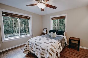 22mbr - Wi-fi - Fireplace - Pets Ok - Sleeps 8 4 Bedroom Cabin by Reda