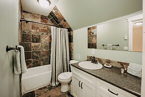 22mbr - Wi-fi - Fireplace - Pets Ok - Sleeps 8 4 Bedroom Cabin by Reda