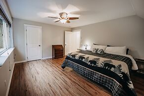 22mbr - Wi-fi - Fireplace - Pets Ok - Sleeps 8 4 Bedroom Cabin by Reda