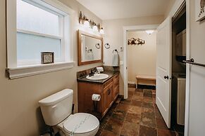 22mbr - Wi-fi - Fireplace - Pets Ok - Sleeps 8 4 Bedroom Cabin by Reda