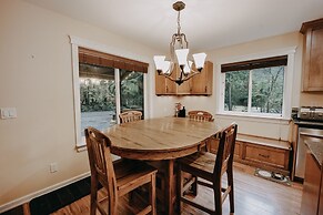 22mbr - Wi-fi - Fireplace - Pets Ok - Sleeps 8 4 Bedroom Cabin by Reda