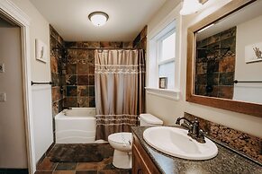 22mbr - Wi-fi - Fireplace - Pets Ok - Sleeps 8 4 Bedroom Cabin by Reda