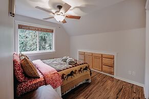 22mbr - Wi-fi - Fireplace - Pets Ok - Sleeps 8 4 Bedroom Cabin by Reda