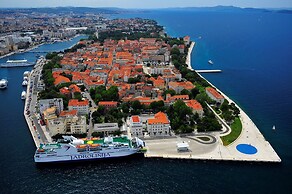 Obrovackrusevo, Modern apt w. Terrace & sea View