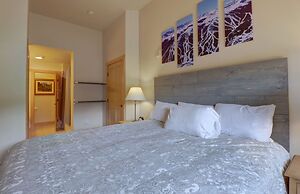 Modern Condo with Amazing Views, Right next to the Lift - CS407 by Red