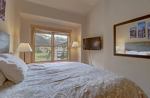 Modern Condo with Amazing Views, Right next to the Lift - CS407 by Red