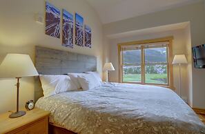 Modern Condo with Amazing Views, Right next to the Lift - CS407 by Red