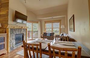 Modern Condo with Amazing Views, Right next to the Lift - CS407 by Red