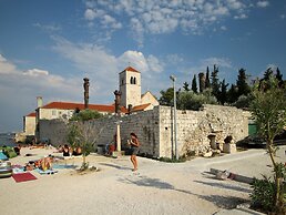 Large Apartment w. big Terrace, Next to the Beach