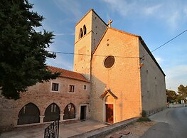 Large Apartment w. big Terrace, Next to the Beach