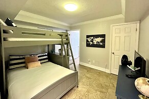 Harbour Place 511 3 Bedroom Condo by RedAwning