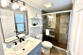 Harbour Place 511 3 Bedroom Condo by RedAwning