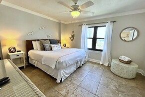 Harbour Place 511 3 Bedroom Condo by RedAwning